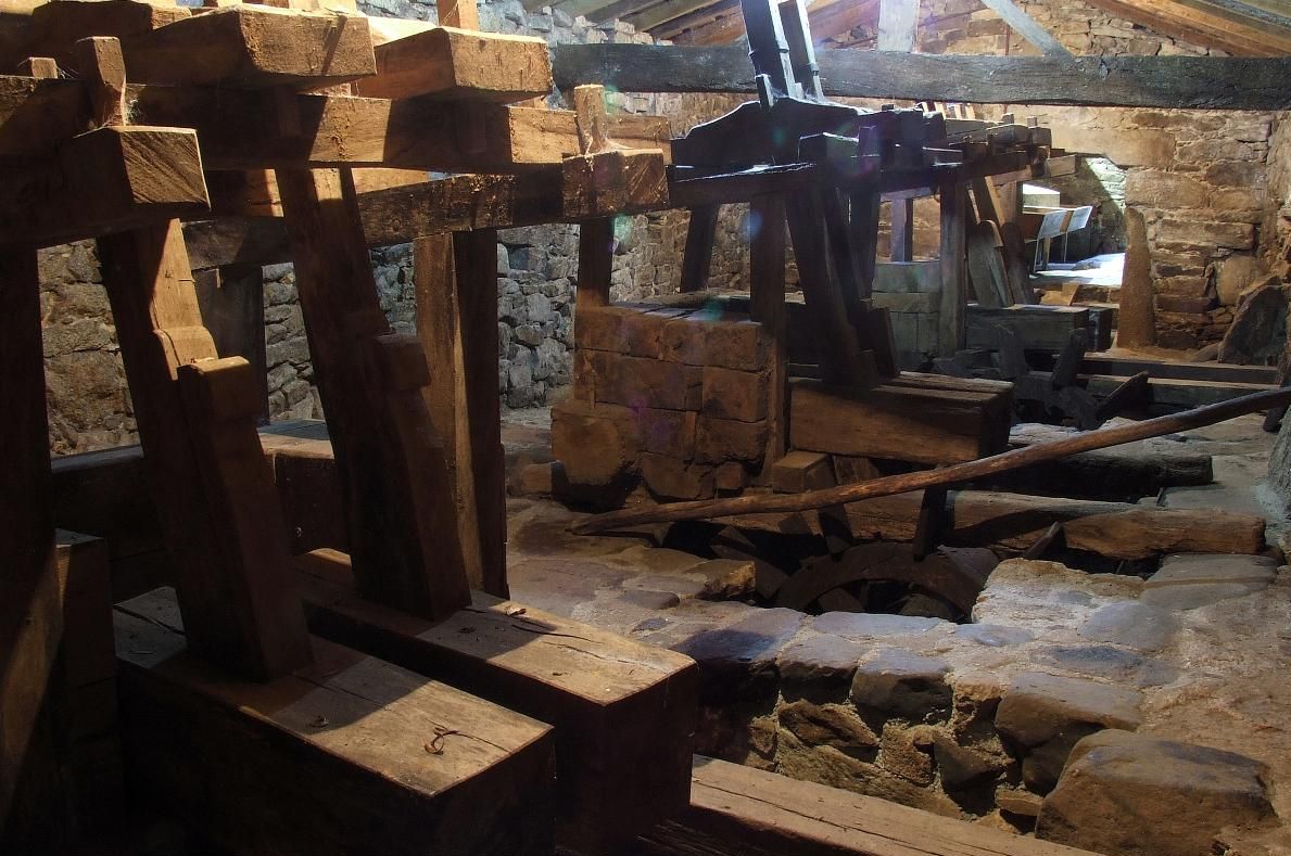 Interior dun batán con mazos de madeira.