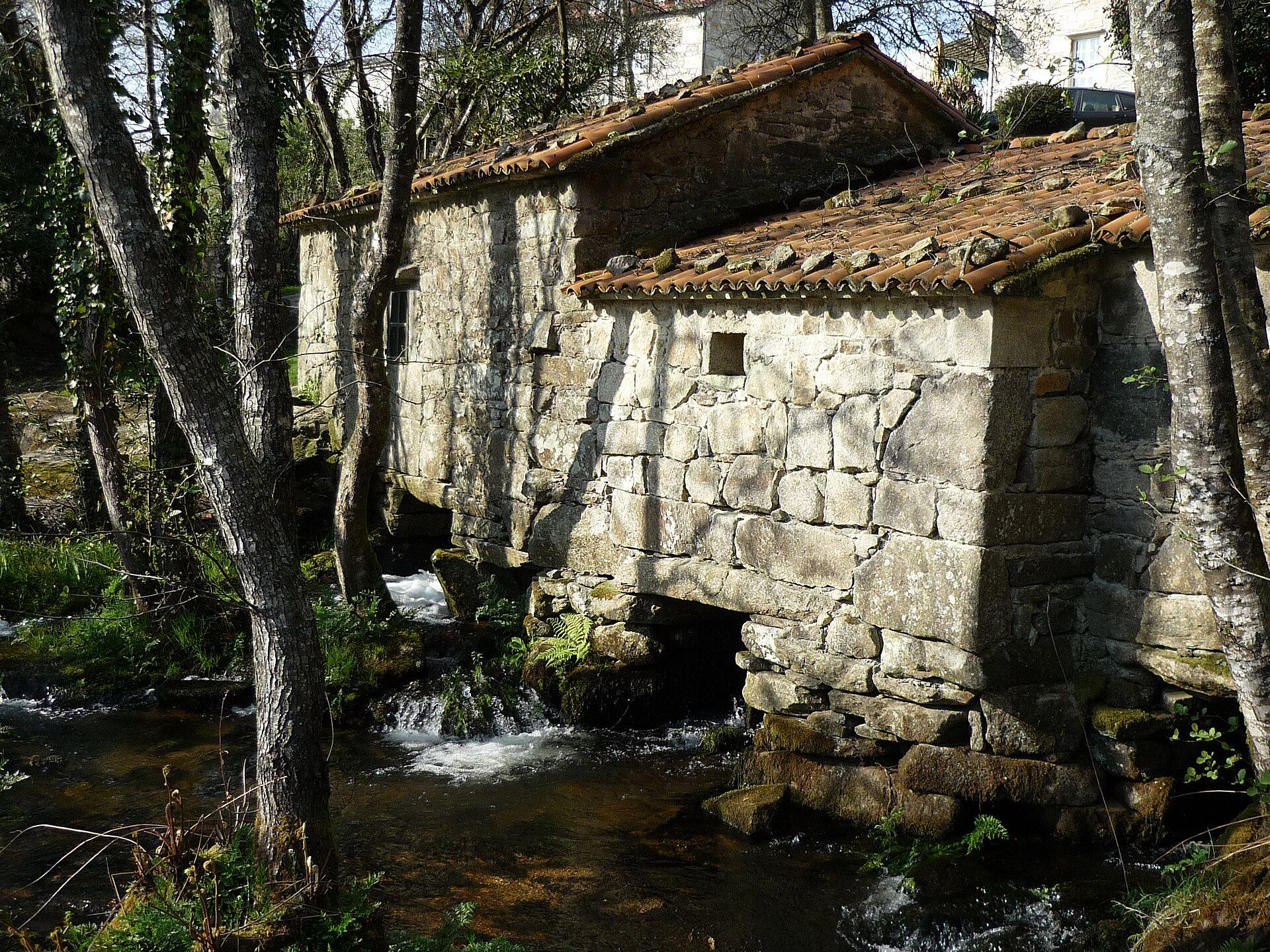 Batáns do Mosquetín, en Vimianzo: construcións de pedra á beira do río.