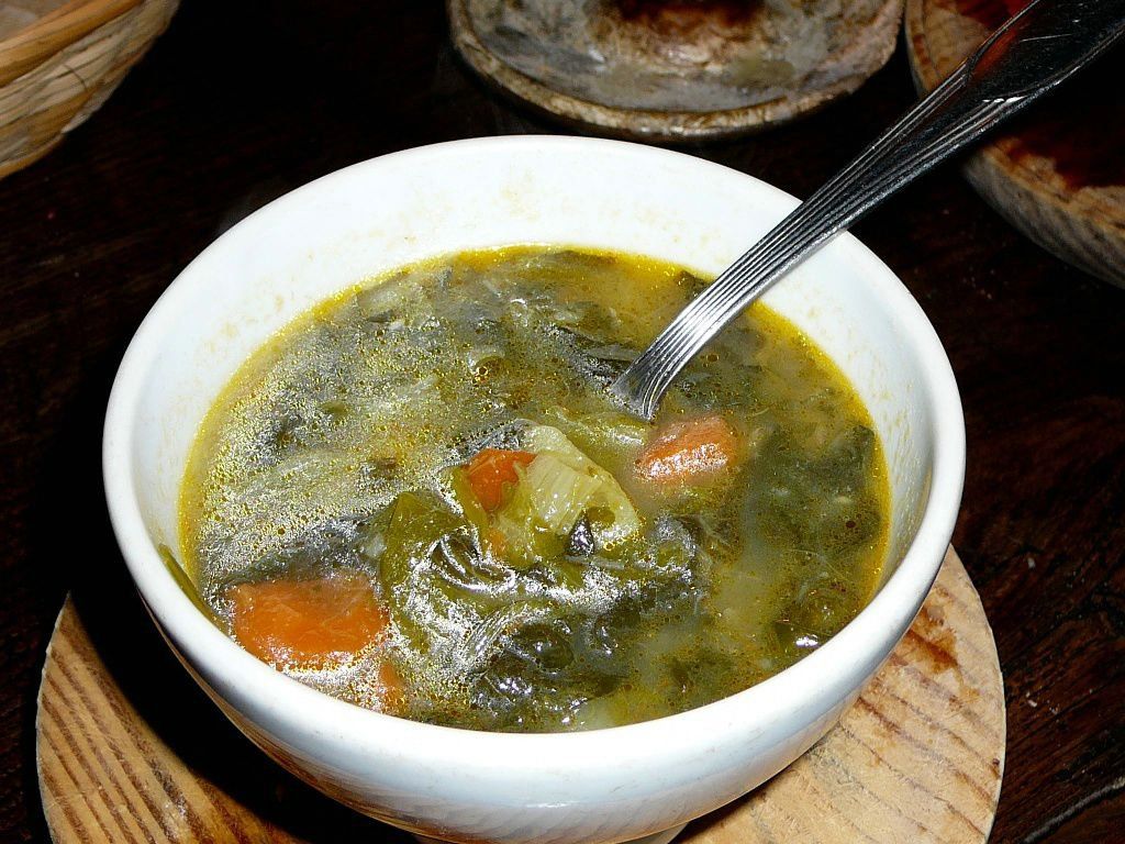 Cunca de caldo galego con grelos e patacas.