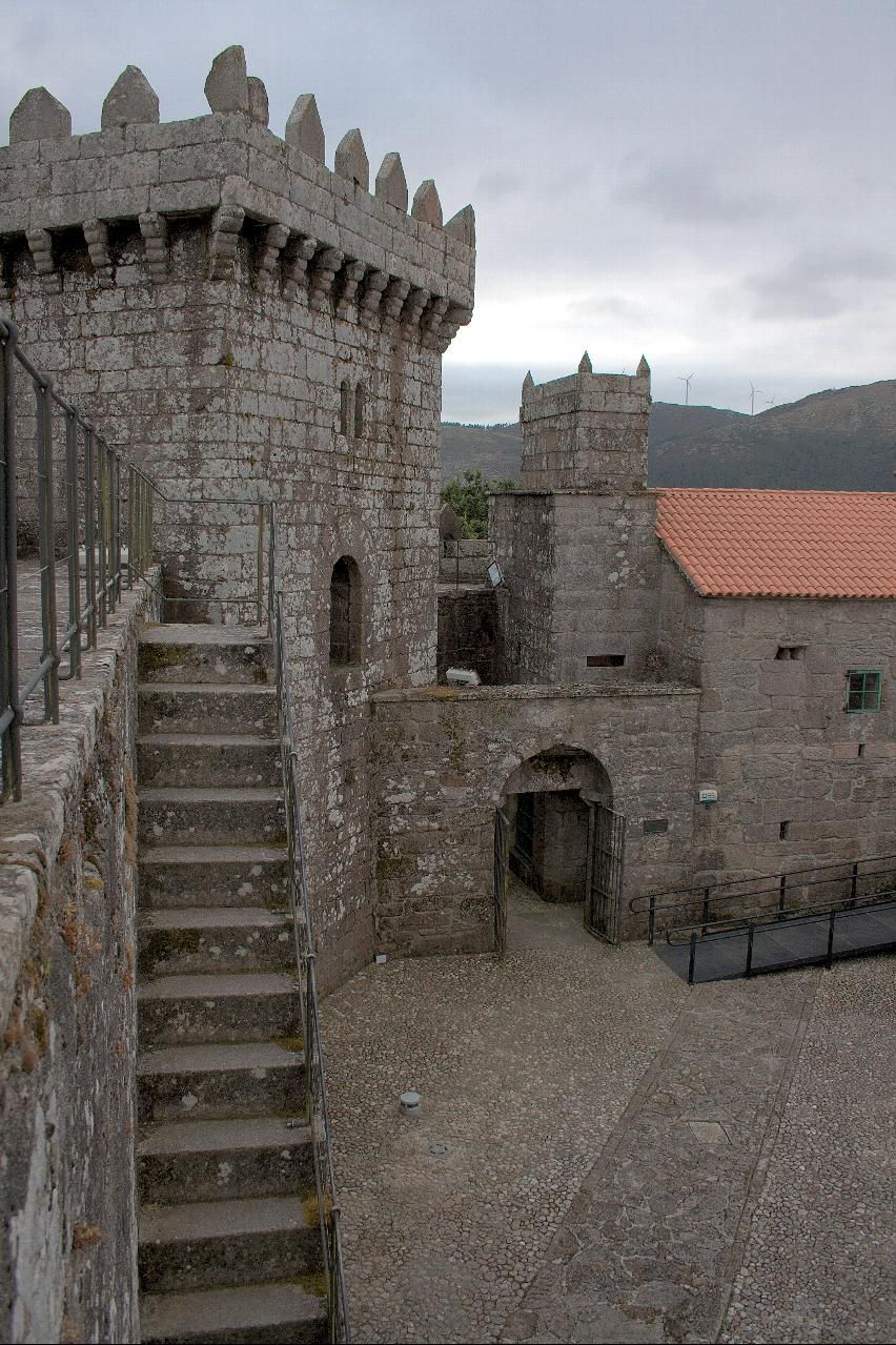 Patio de armas do Castelo de Vimianzo coas escaleiras de pedra que soben ao paseo de rolda.