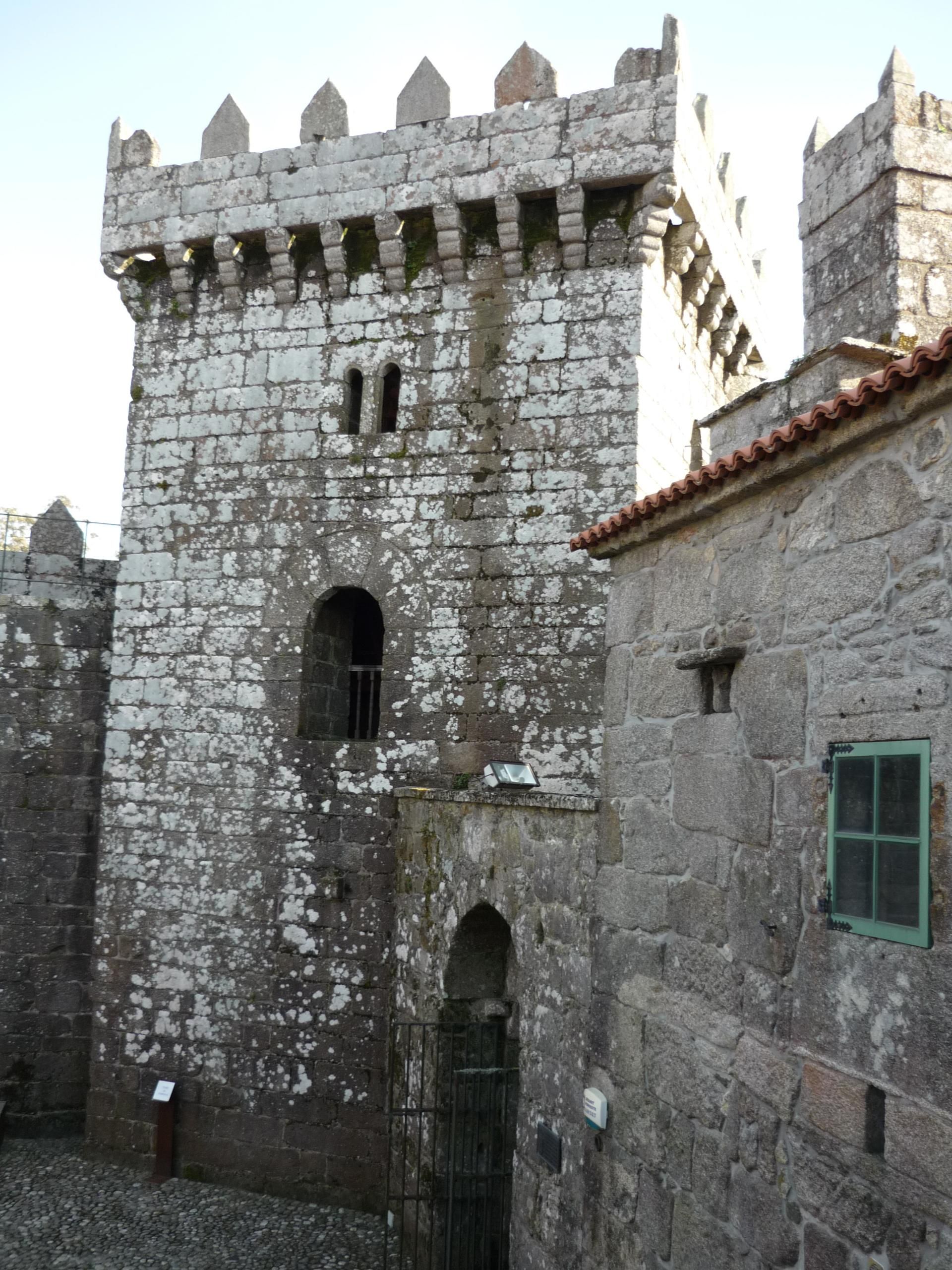 Torre da homenaxe do Castelo de Vimianzo vista desde o patio de armas, con fiestra xeminada.