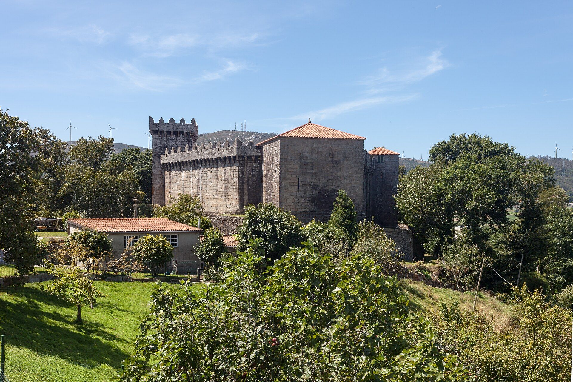 Vista lateral do Castelo de Vimianzo coa liña completa de muralla e as torres.