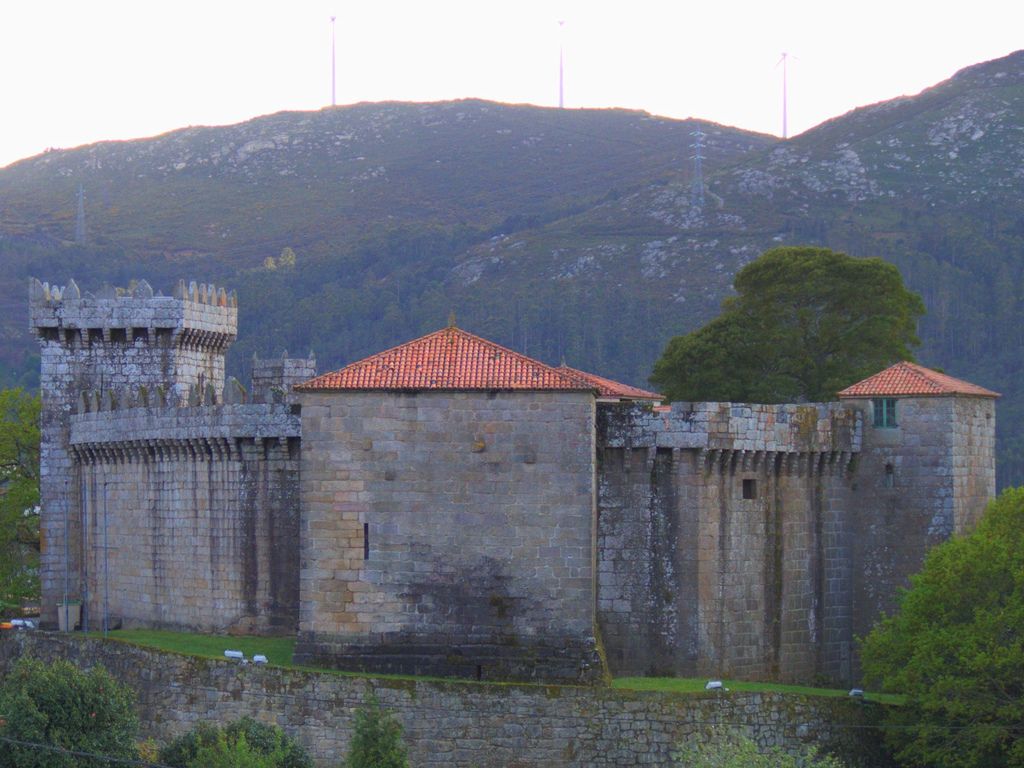 Vista xeral do Castelo de Vimianzo desde a vila.