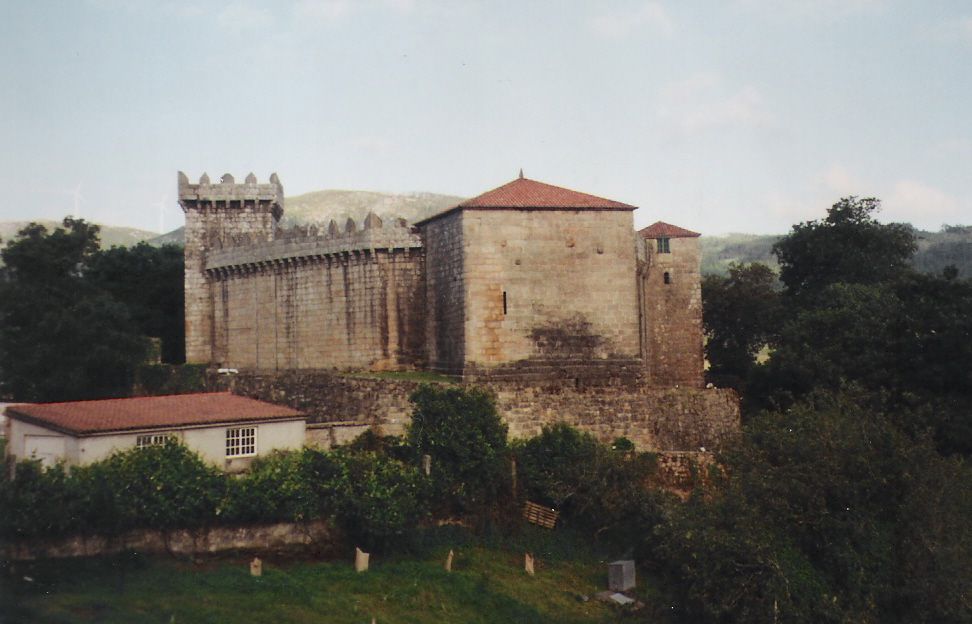 Flanco do Castelo de Vimianzo con muralla e torre.
