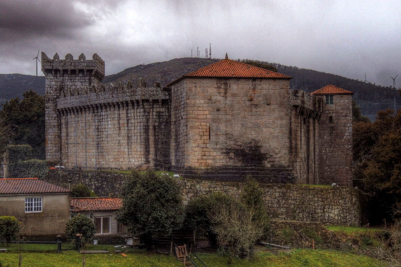 Castelo de Vimianzo, tamén coñecido como castelo dos Moscoso, entre árbores.
