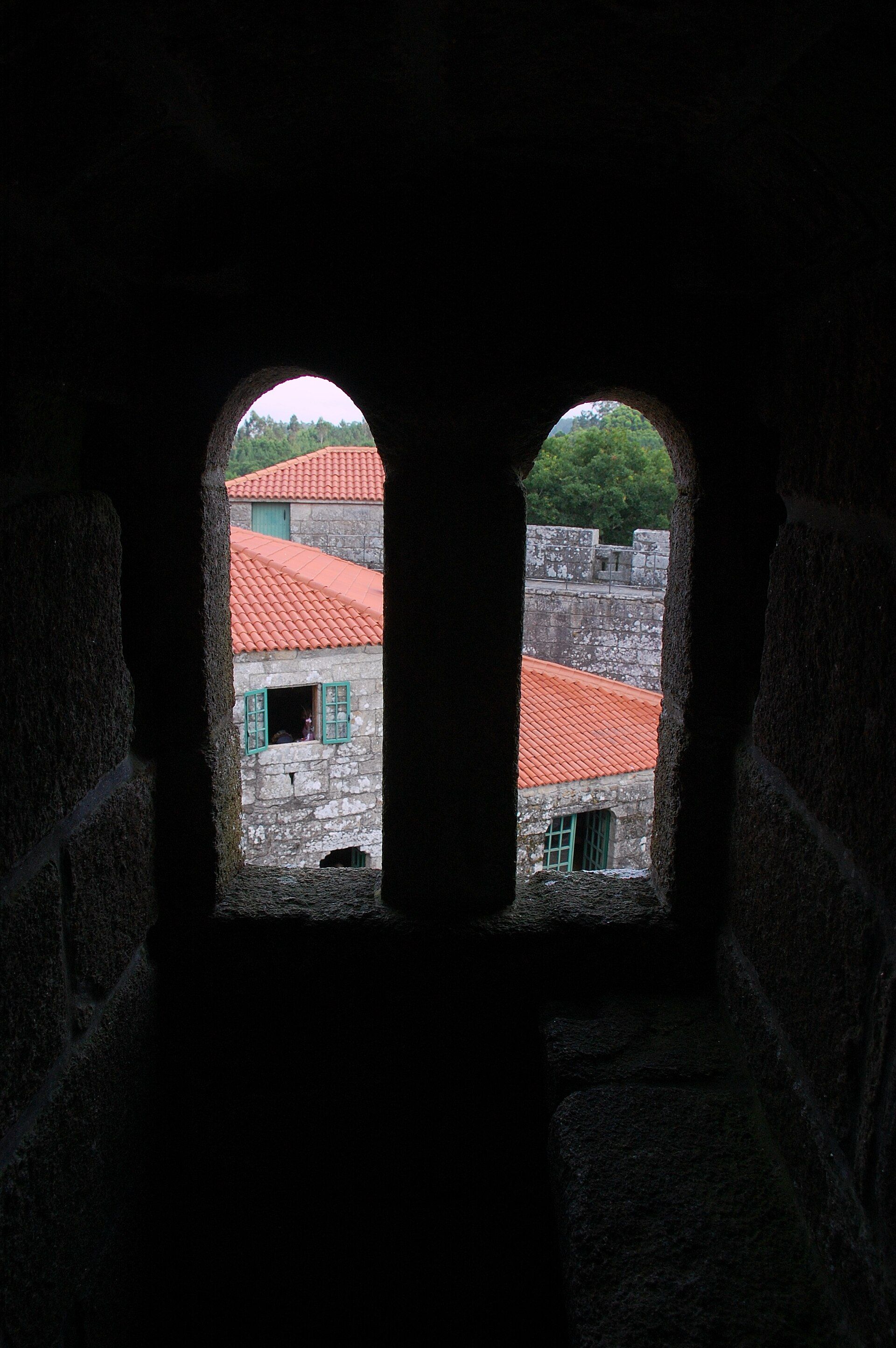 Detalle vertical dos muros interiores do Castelo de Vimianzo.