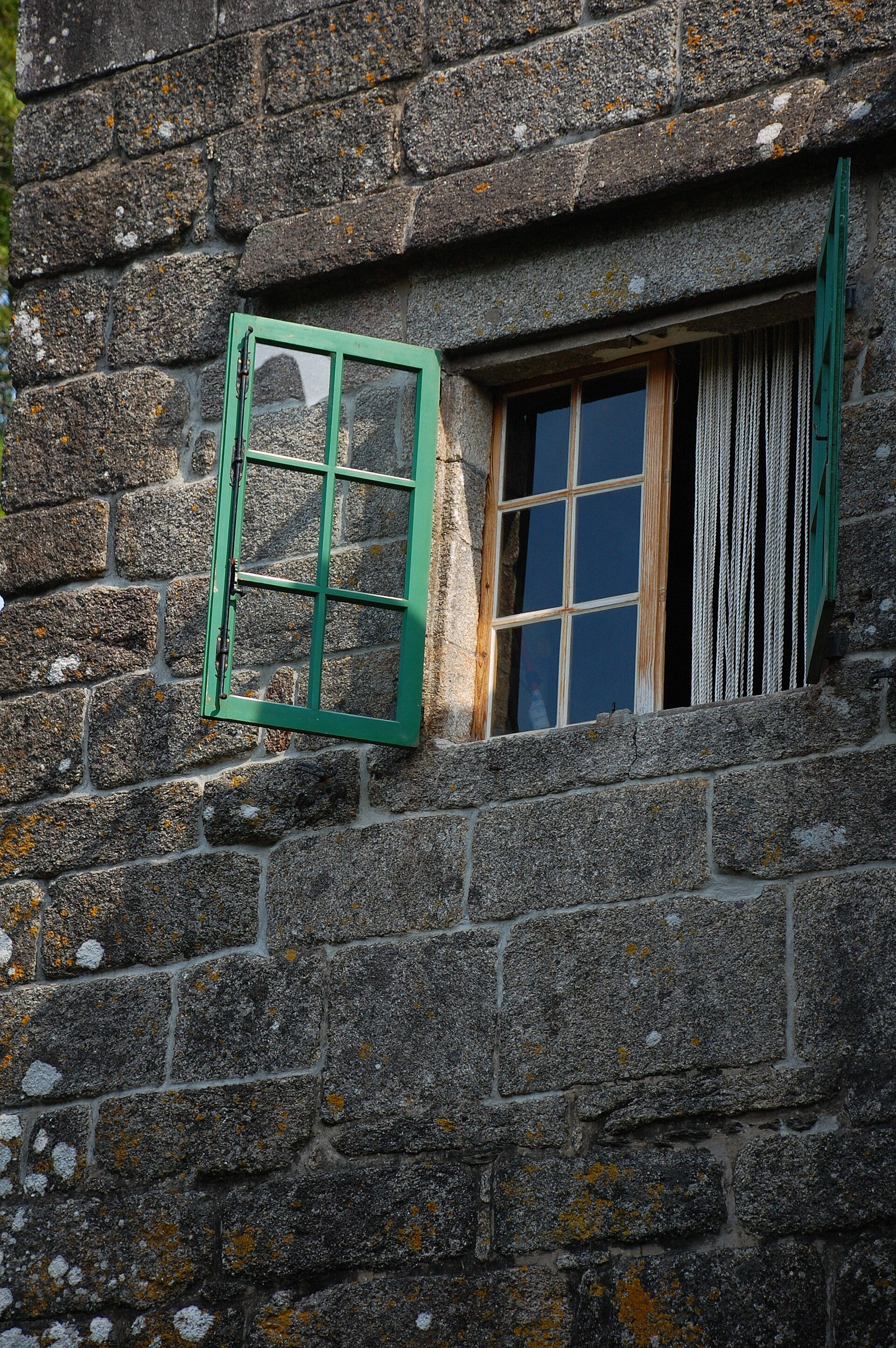 Interior do Castelo de Vimianzo: muros de cachotería e vans de pedra.