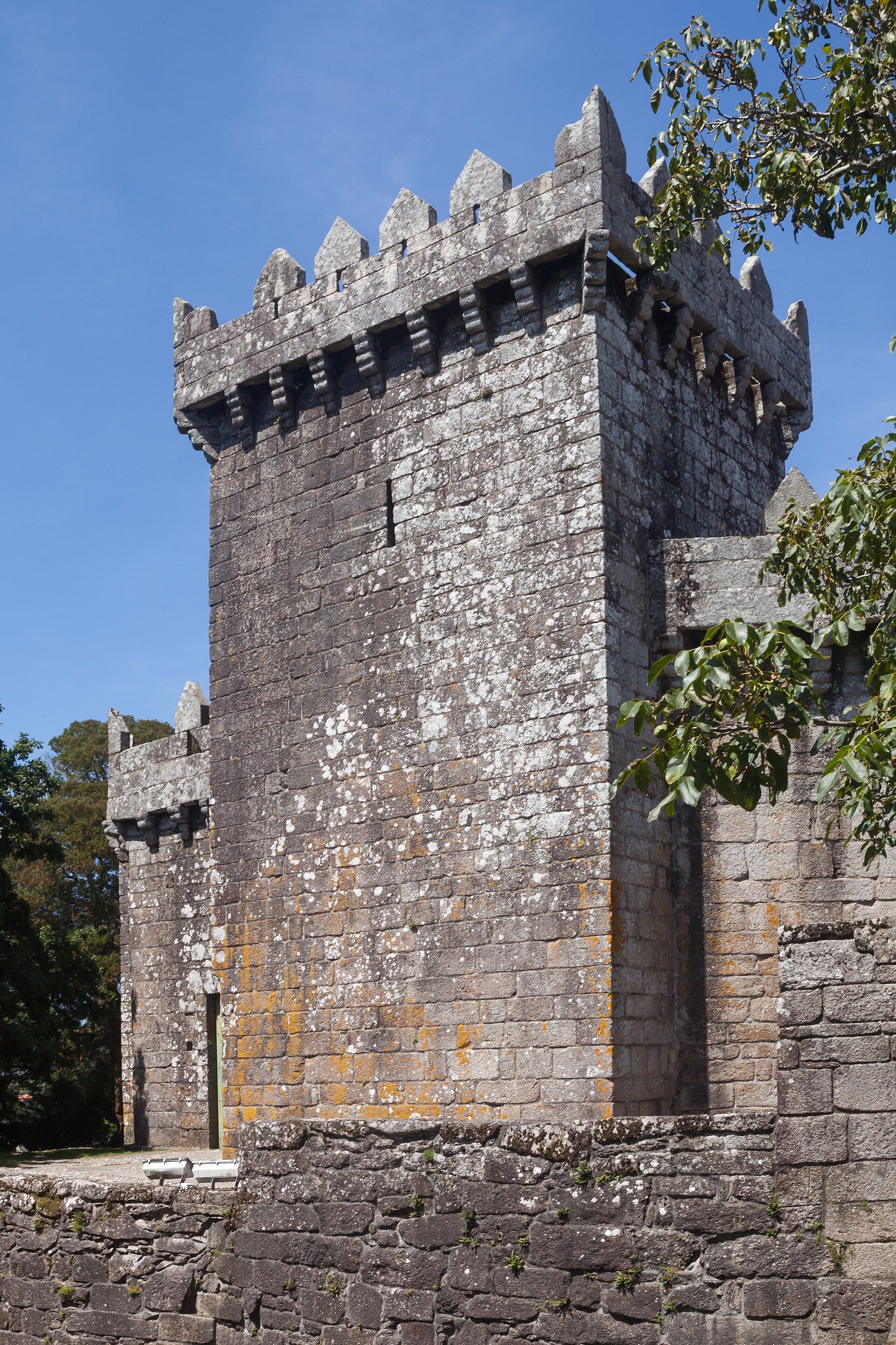 Torre do Castelo de Vimianzo fotografada desde abaixo, en vertical, contra o ceo.
