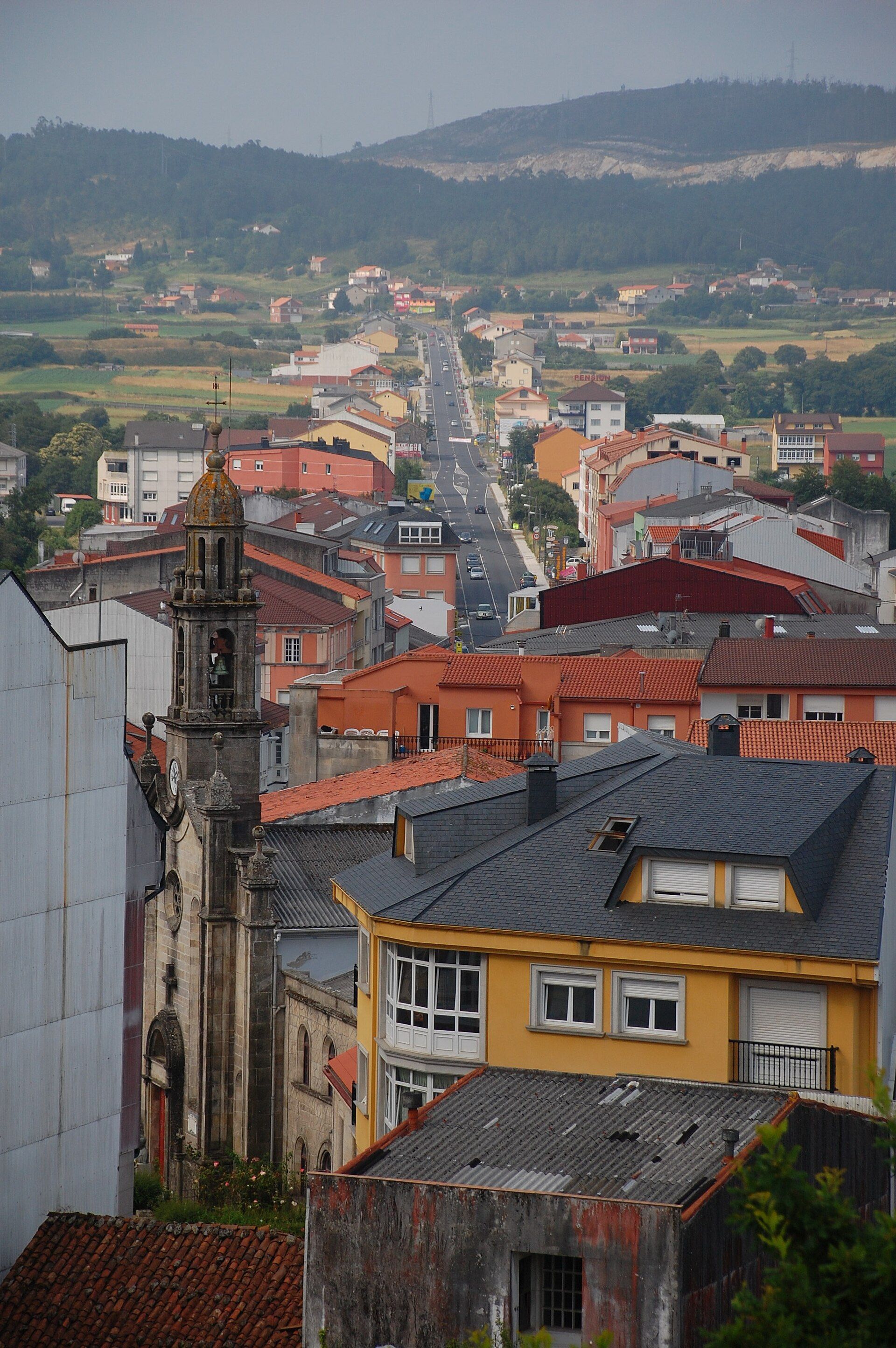 Vista desde o alto do Castelo de Vimianzo sobre a vila e o val.