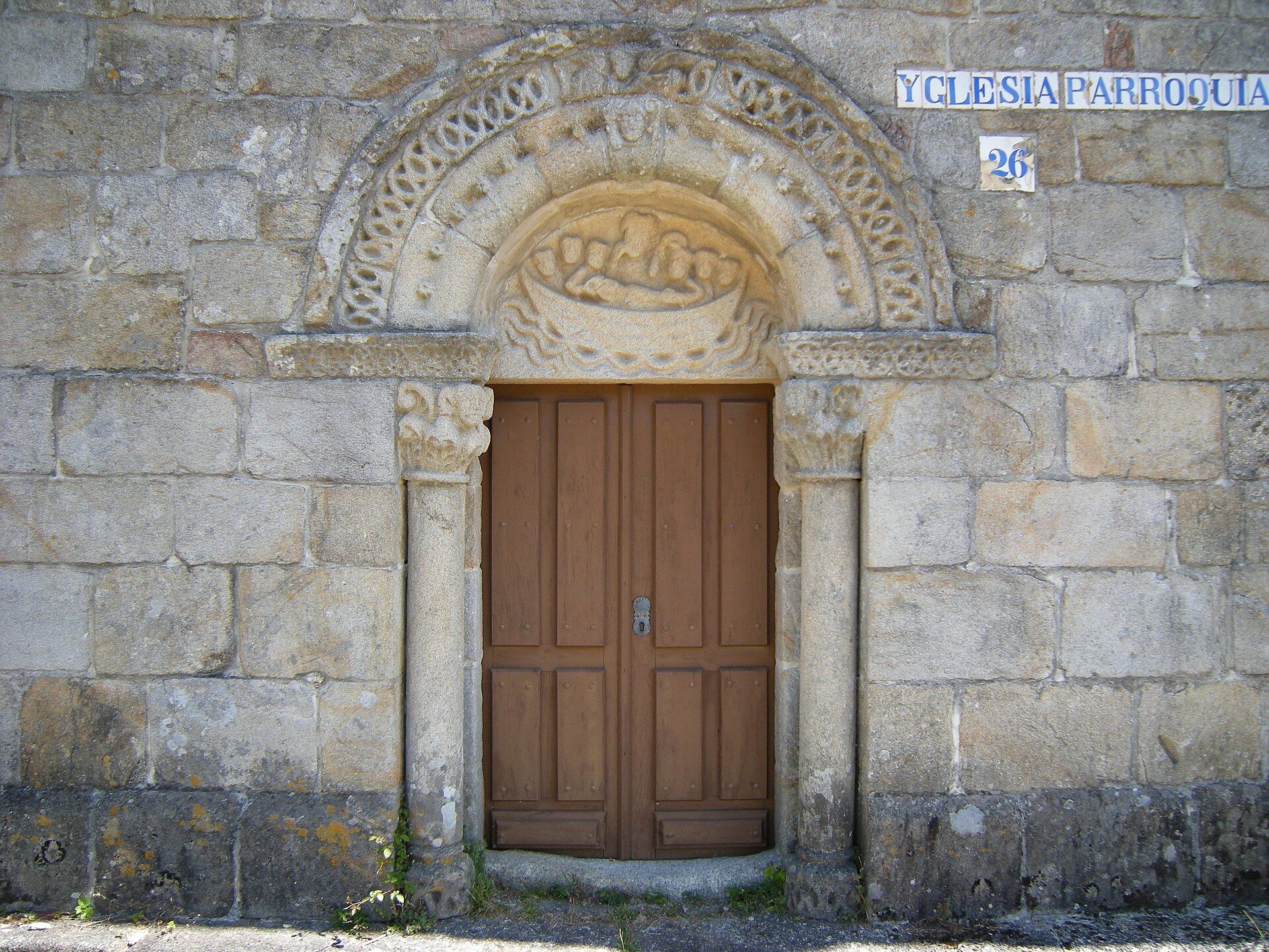 Portada meridional da igrexa de Santiago de Cereixo, con tímpano esculpido.