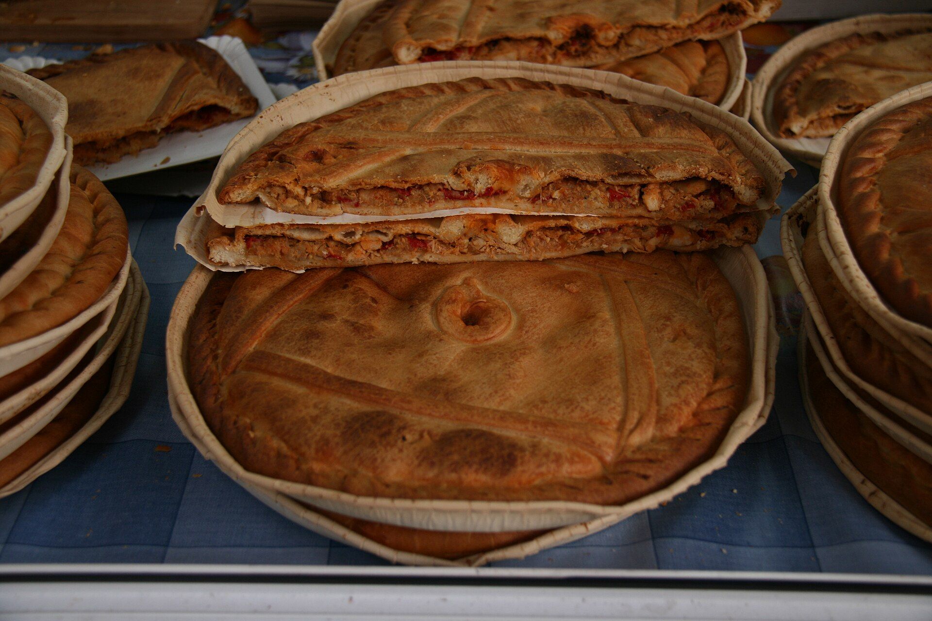 Empanada galega cortada, con recheo á vista.