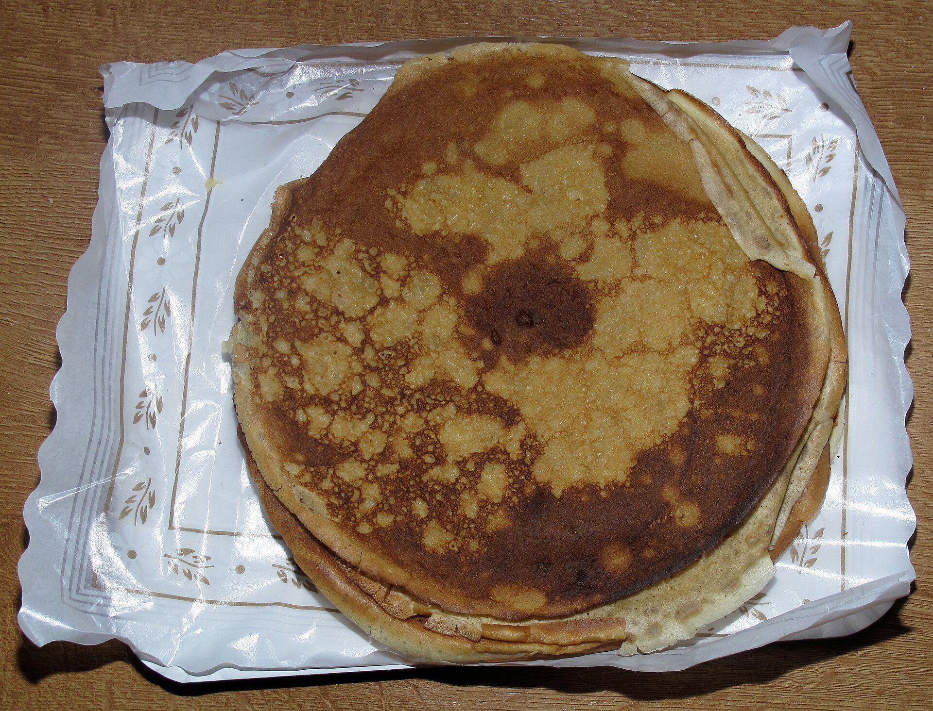Filloas galegas apiladas nun prato.