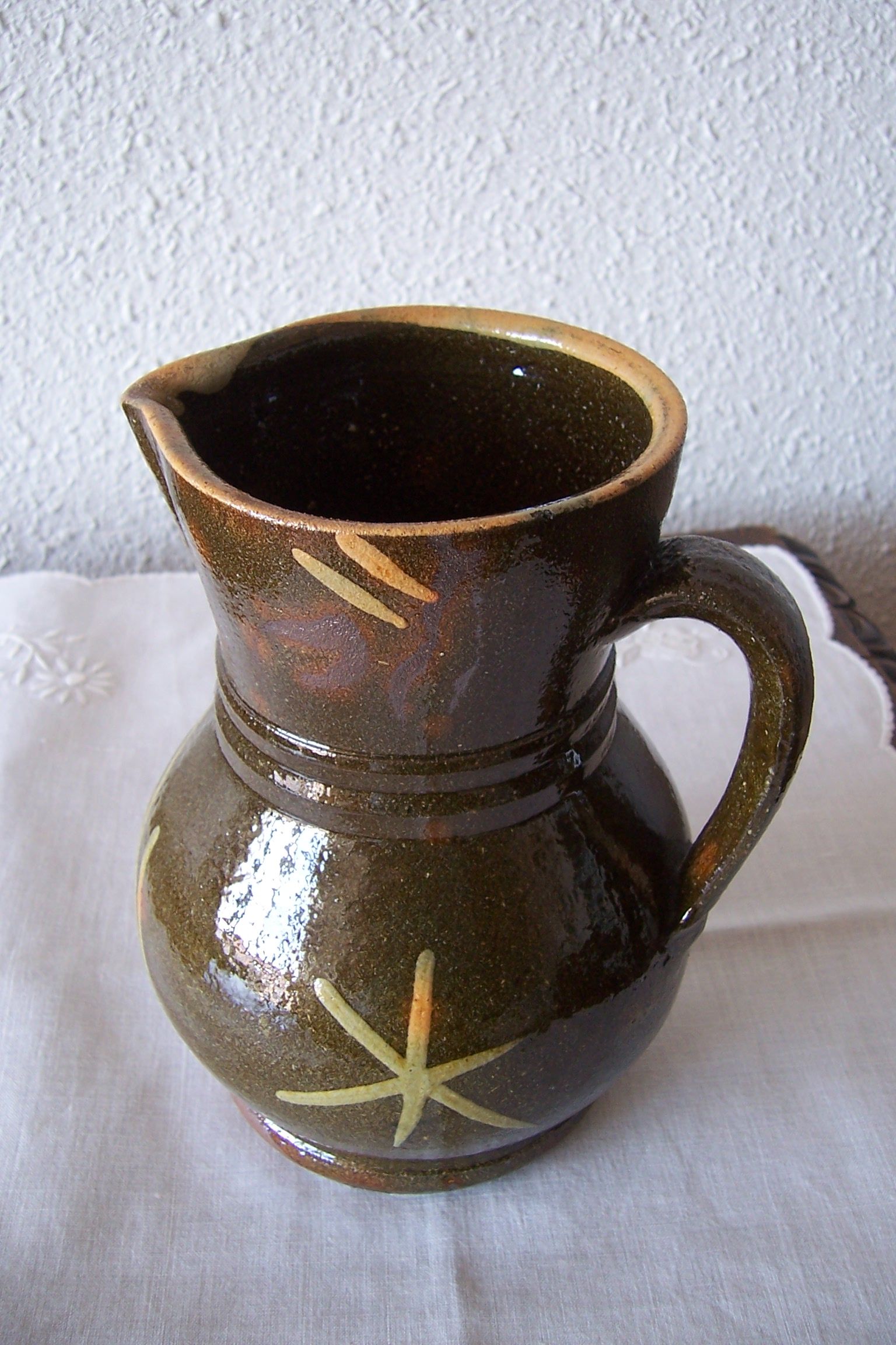 Xerra de barro vidrado da olería tradicional de Buño.