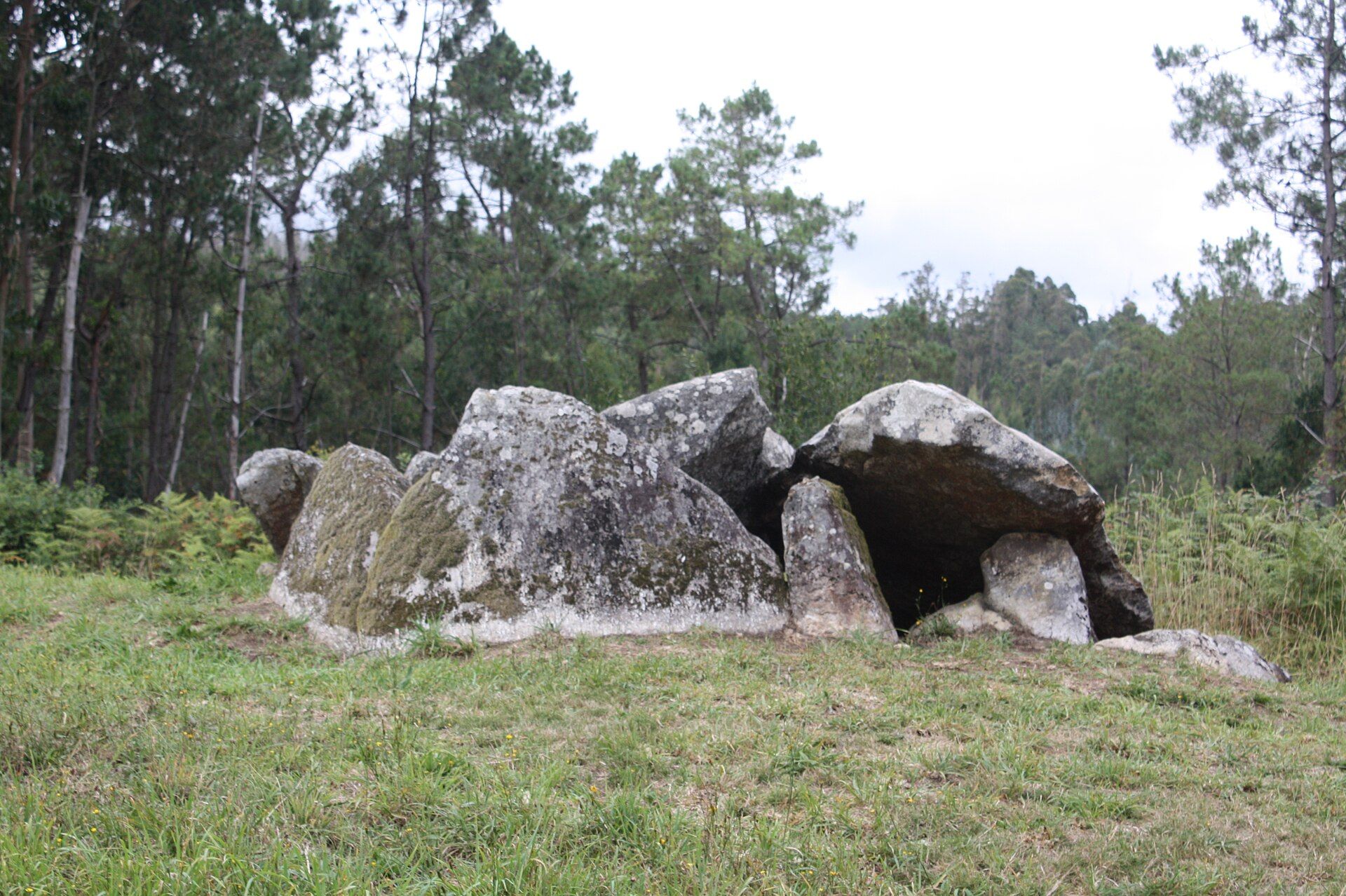 Dolmen da Pedra Moura, en Treos, Vimianzo.