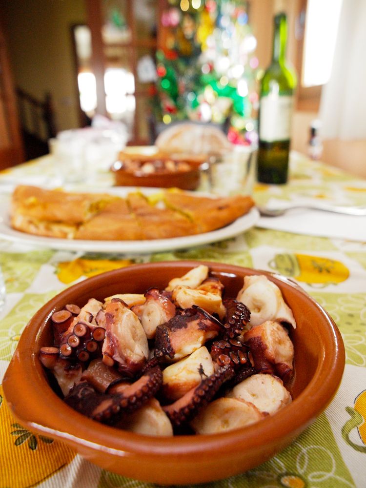 Prato con polbo e unha porción de empanada galega.